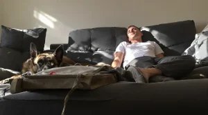 Pour ne pas être séparé de son Malinois de mission, ce maître-chien l'adopte et lui offre une retraite dorée