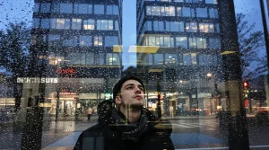 Rare en ville hier, désormais fréquent : cet oiseau majestueux s’installe hors des campagnes et offre un magnifique spectacle aux citadins